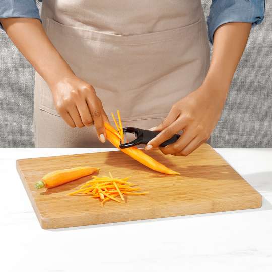 OXO - Leckere Karotten-Sticks mit dem Y-Schäler 