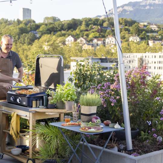 Grillen im Sonnenschein mit XL-Zange von Opinel