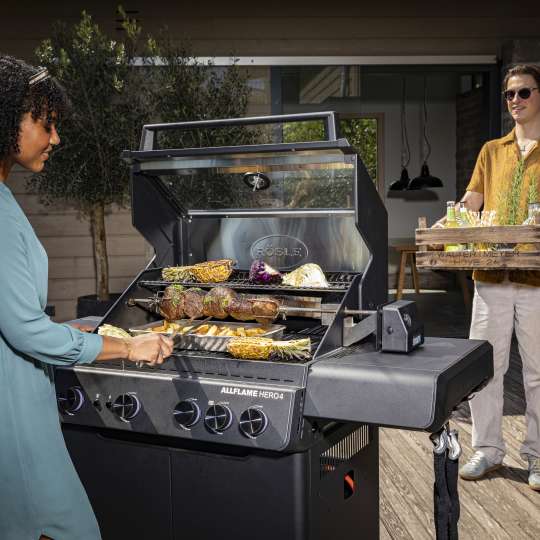 RÖSLE - Ein BACKBURNER sorgt bei den RÖSLE ALLFLAME Modellen Hero 4 und Hero 6 dafür, dass Köstlichkeiten vom Drehspieß perfekt bräunen.