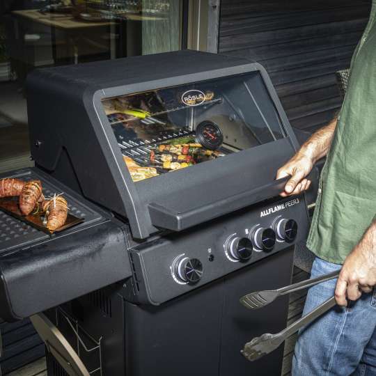 RÖSLE - Ein großer Glaseinsatz im Deckel bietet bei den RÖSLE ALLFLAME Gasgrills einen freien Blick auf das komplette Grillgut. 
