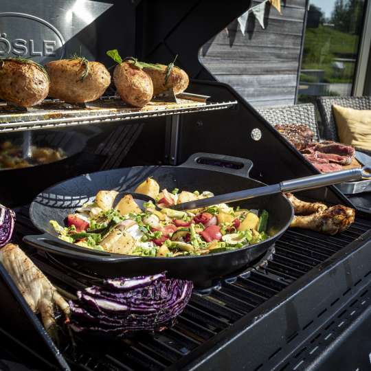RÖSLE - Das VARIO+ Grillrostsystem ermöglicht vielfältiges Grillen, z.B. mit dem Wok.
