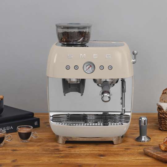 Smeg - Stilvolle Siebträger-Espressomaschine EGF03 im 50er Jahre Design