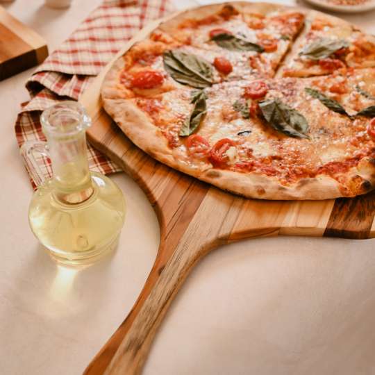 Teakhaus - Frische Pizza direkt servieren mit Canoe