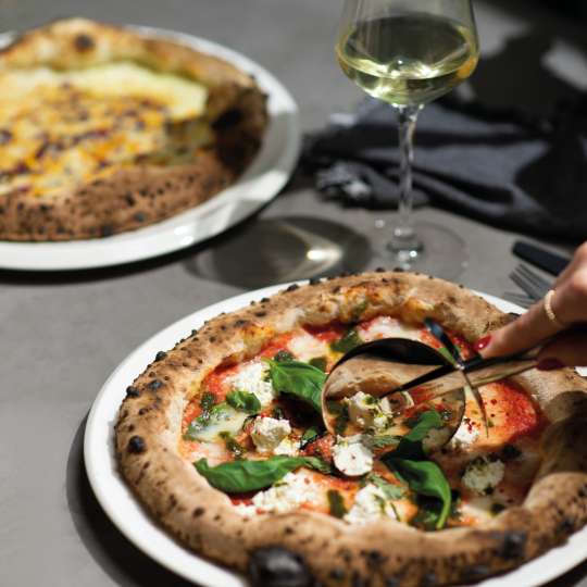 Villeroy & Boch - Teller NewMoon mit Gläser von La Divina - Pizza