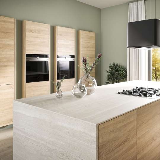 Villeroy & Boch - Küchenmöbel aus hellem Holz mit Glasvasen