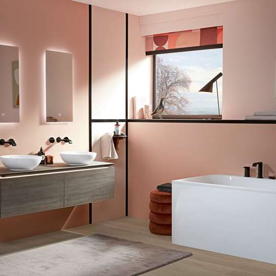 Villeroy & Boch - Loop & Friends-Waschtische & Badewanne mit roséfarbenen Wänden