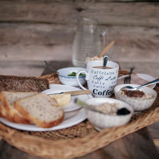 Frisches Brot zum Frühstück auf der Maenniku Forest Farm