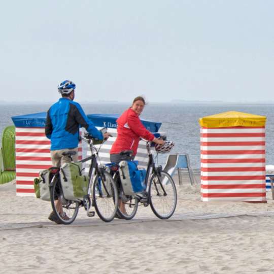 Der Nordseeküsten-Radweg führt bis auf die Insel Borkum