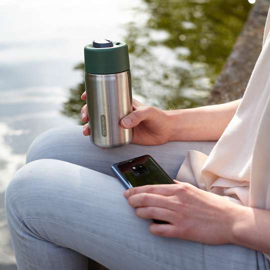 black+blum - Coffee-To-Go Isolierbecher Grün - Unterwegs im Park