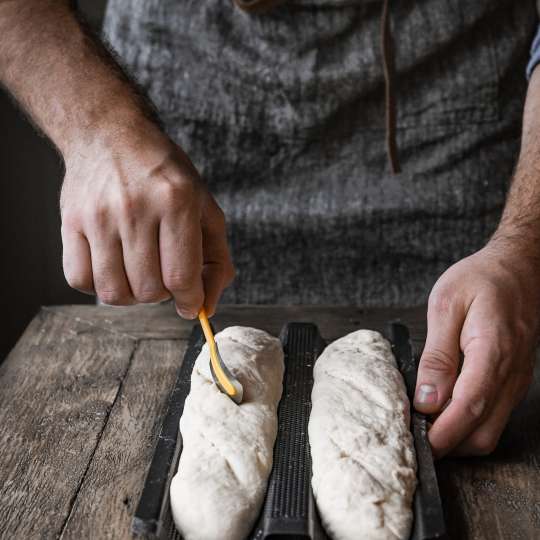 De Buyer - Mit dem perforierten Wellenblech gelingen die eigenen Baguettes sicher