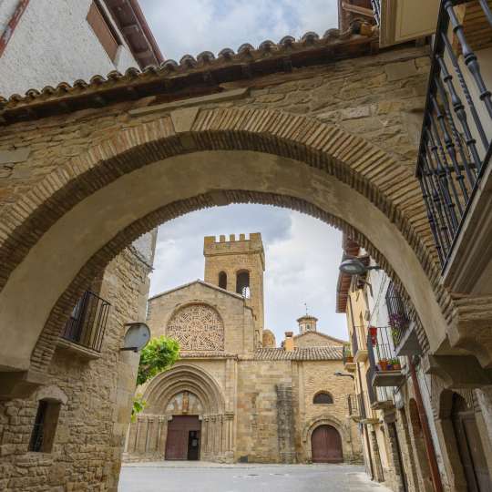 Kunstvolle Architektur in einzigartiger Atmosphäre auf dem Jakobsweg in Navarra erleben