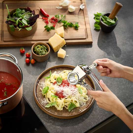 GEFU - Mit Käsereibe QUESO die Pasta mühelos mit geriebenem Käse verfeinern