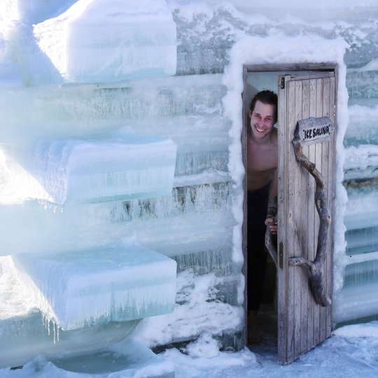VisitFinland - Außen kalt innen warm - Eis-Sauna in der Saunawelt Pyhäpiilo