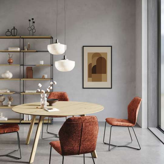 Runder Tisch kombiniert mit geometrischen Stühlen
