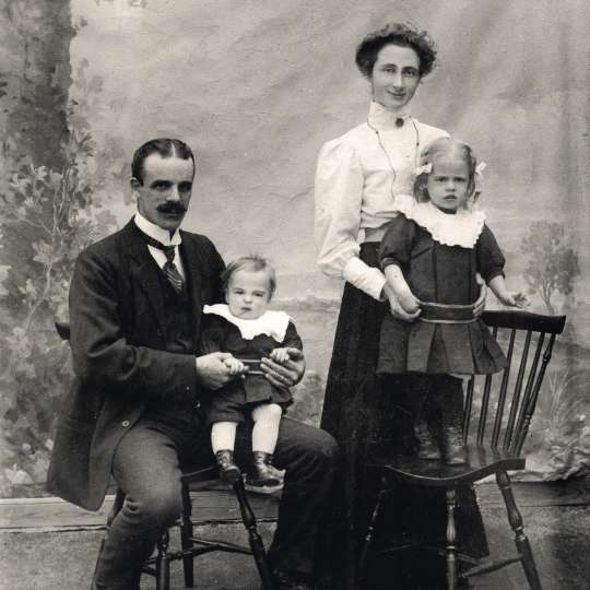 Klässbols - Gründer Hjalmar Johansson mit seiner Frau Augusta und Kindern