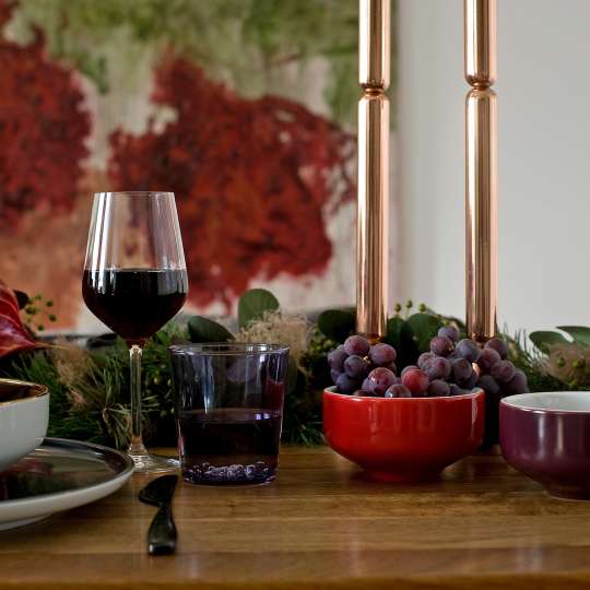 mittelpunkt. weihnachtlich gedeckter Tisch