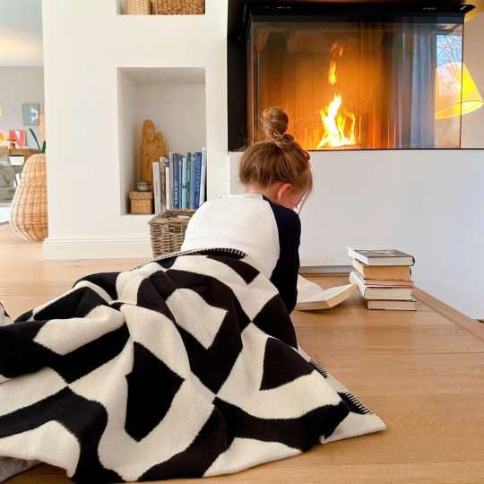 riema-lasse-schwarz-baumwolldecke-kamin-person1-trendxpress (2).jpg