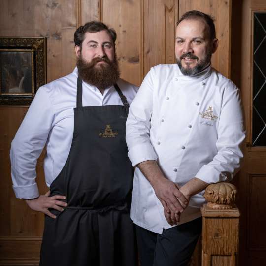 salzburgerhof-patissier-lukas-schmiderer-u-kuechenchef-stefan-reiter-foto-guenter-standl 