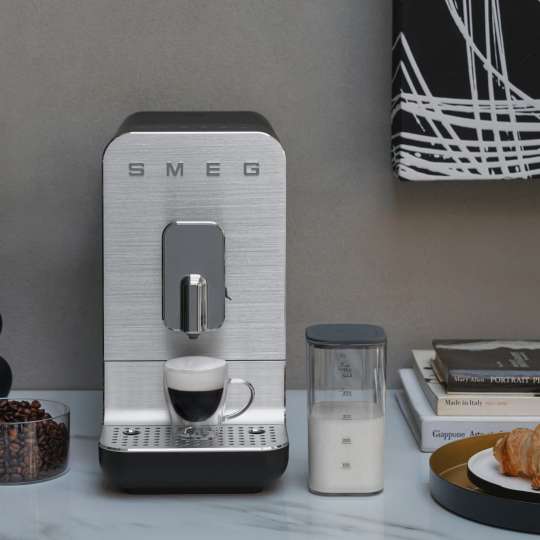 smeg - Das kleine Schwarze: Kaffeevollautomat BCC13 in Schwarz Matt