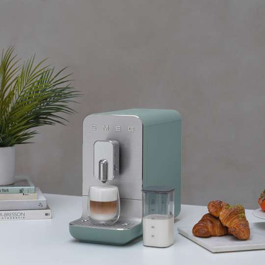 smeg -  Latte Macchiato kommt sofort mit Kaffeevollautomat BCC13 