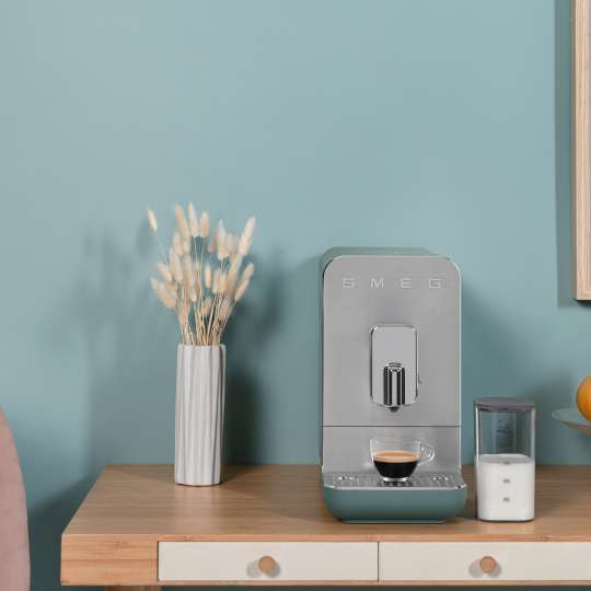 smeg - Überzeugt in Funktion und Design: Kaffeevollautomat BCC13 