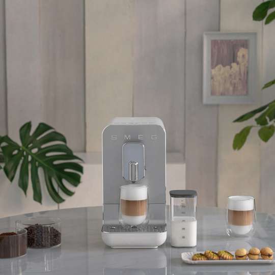 smeg - Kaffeevollautomat BCC13 lässt Kaffeeträume wahr werden