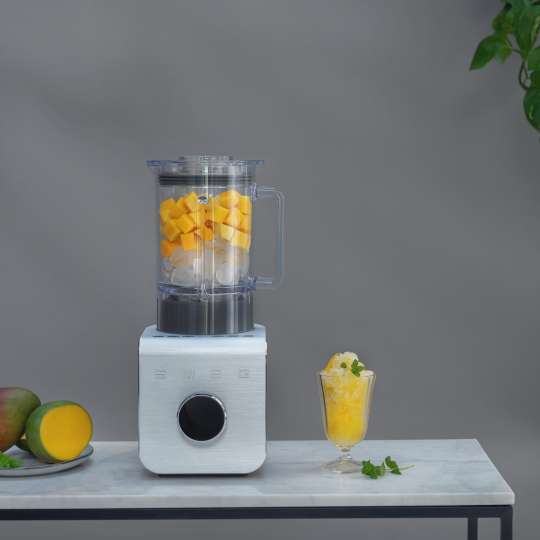 smeg - Schneller geht's nicht: Fruchtige Drinks mit dem Power-Blender kreieren