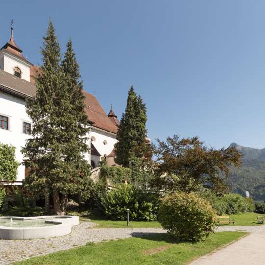 Außenansicht Kloster mit Blick zum Traunsee