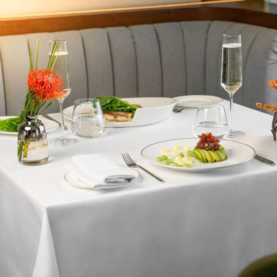 The Ritz-Cartlon Hotel - Fine Dining Table im Luxus-Restaurant Roberto's