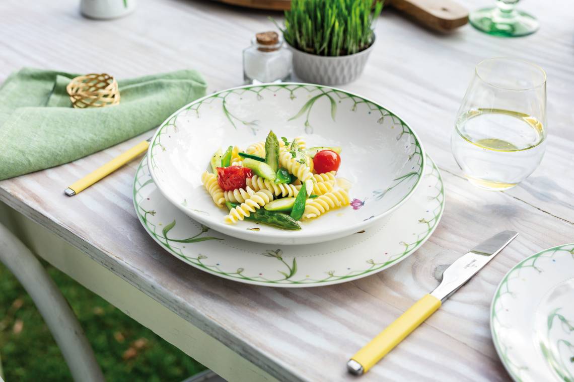 Villeroy und Boch -colourful spring; Porzellangeschirr mit Pasta