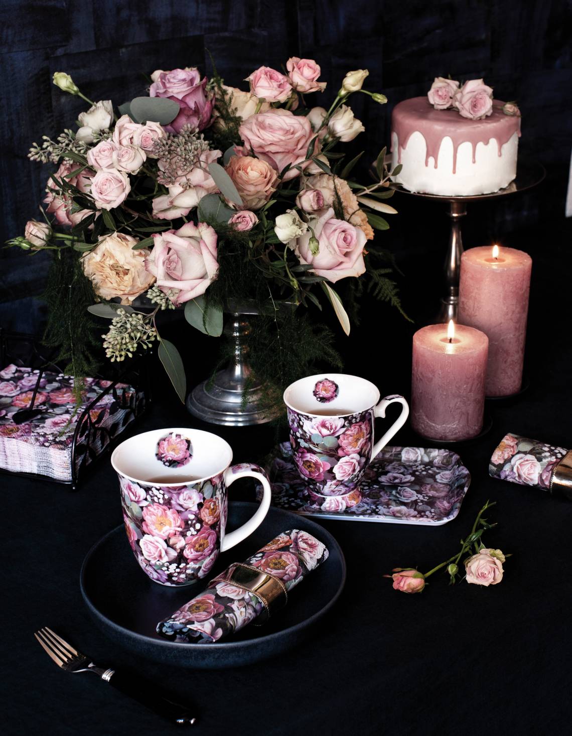 Ambiente Europe:: Vintage Flowers Henkelbecher und Kerzen vor Torte