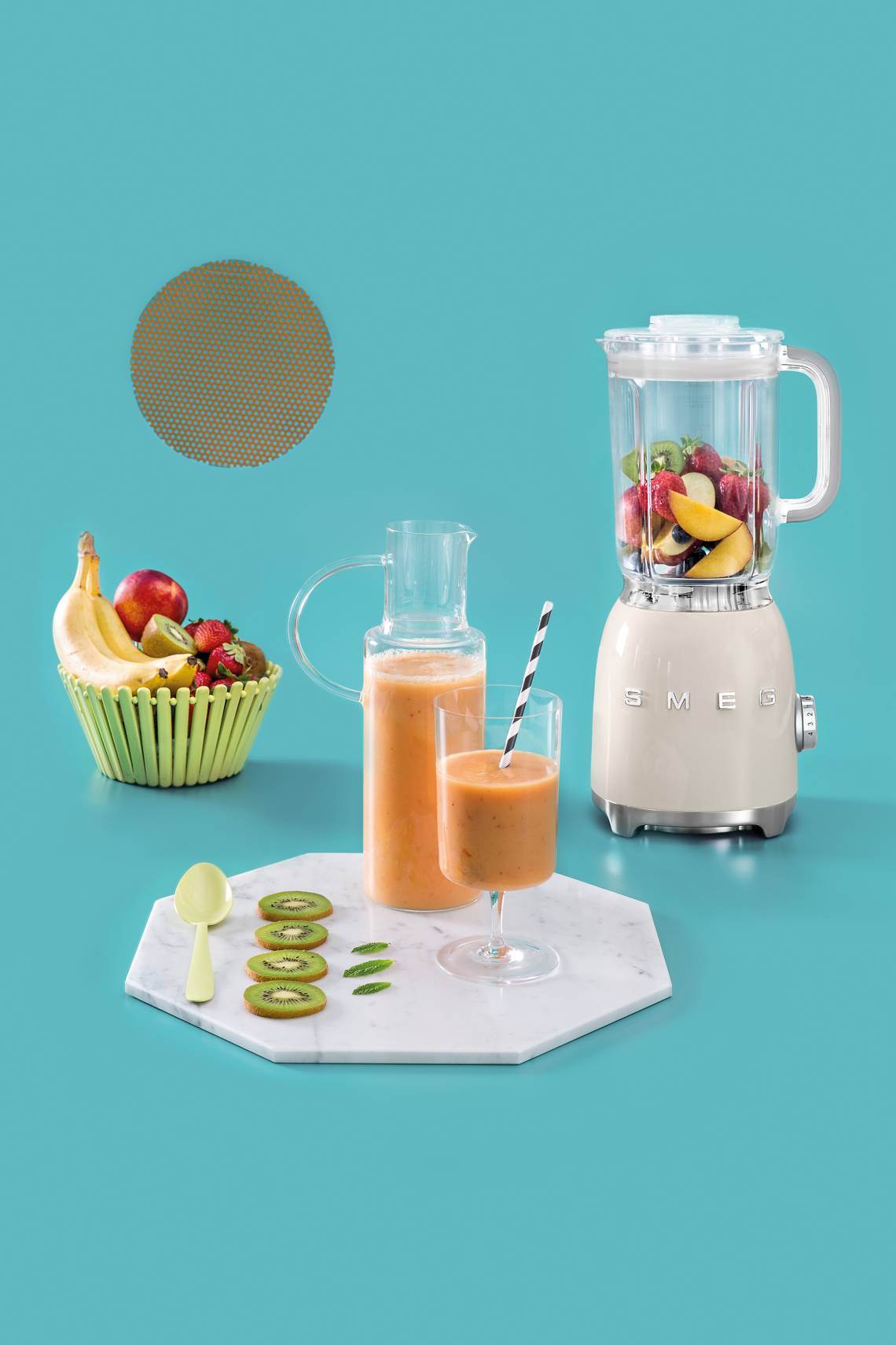 SMEG Kuechenhelfer Standmixer Creme_Szene