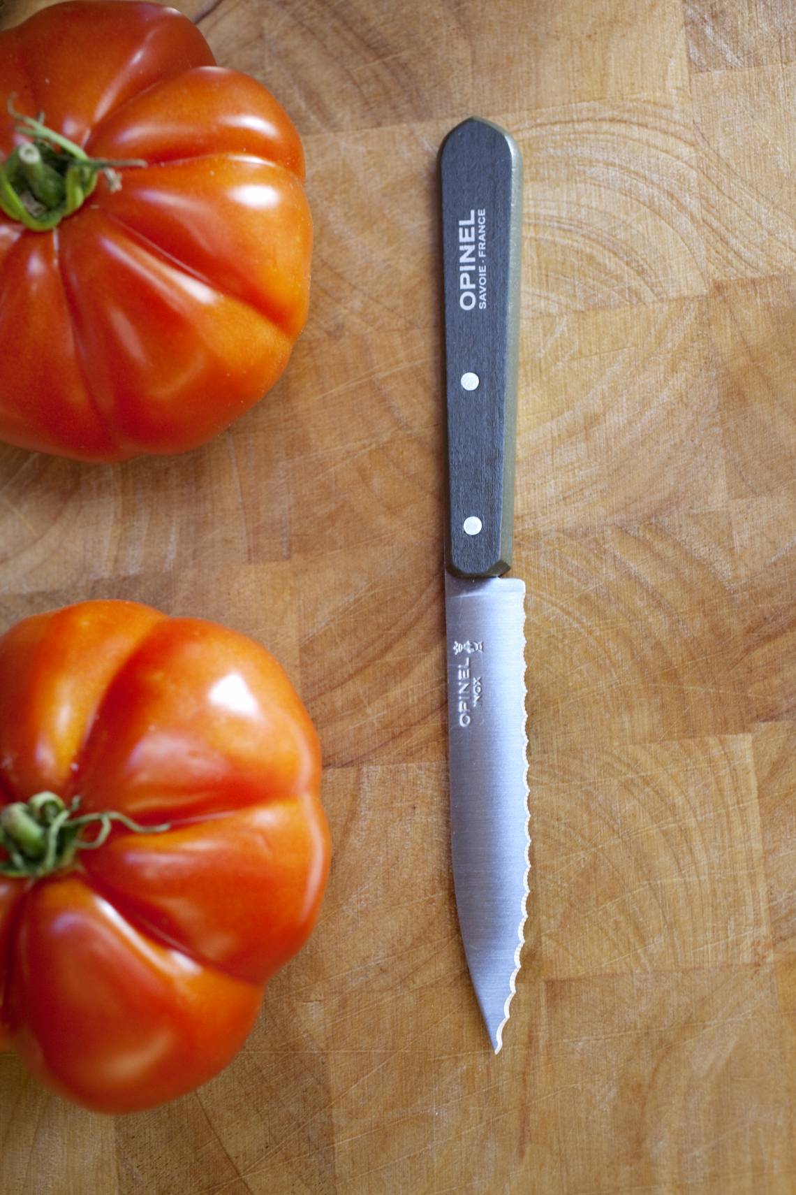 Messer mit Tomate