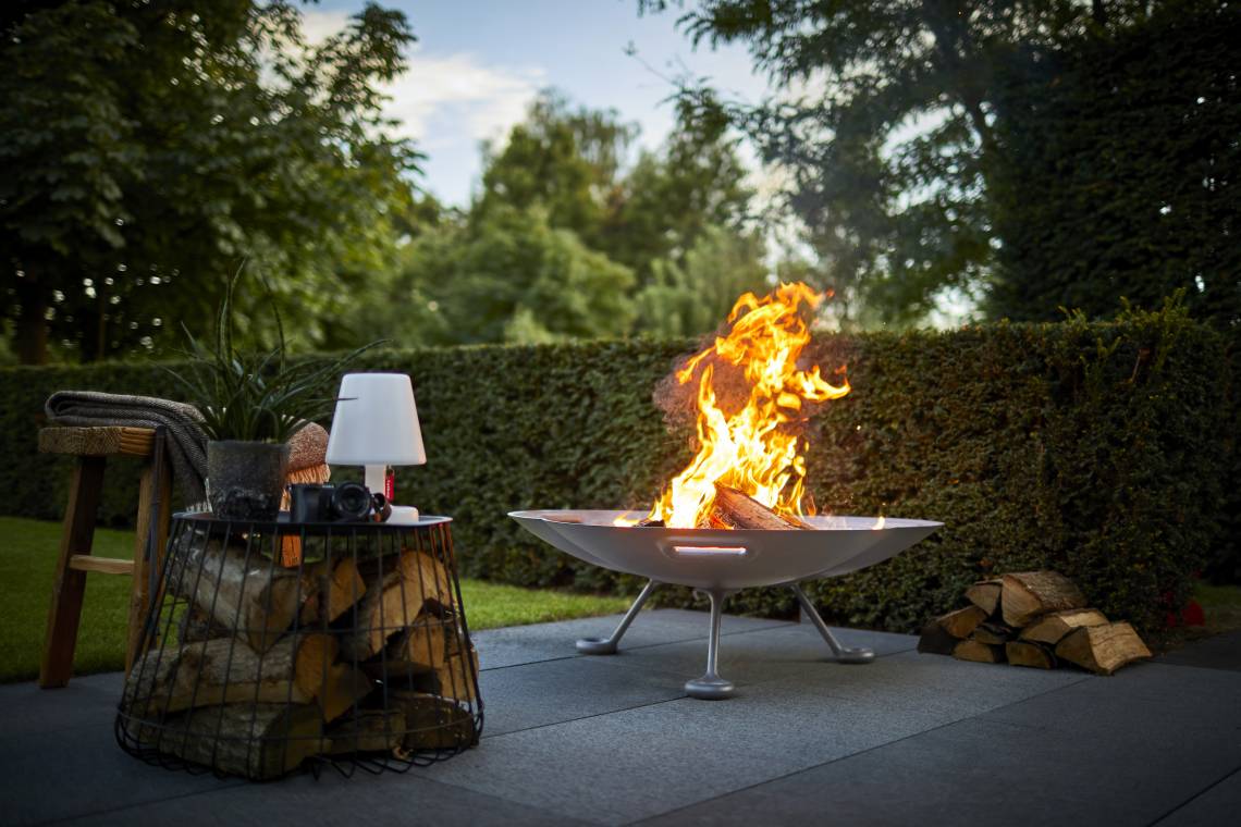 RB73 gemütlich auf der Terrasse mit der Lotus-Feuerschale 