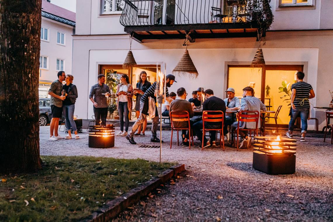 Gemütlich im Sommer mit der Feuerstelle Cube von Höfats