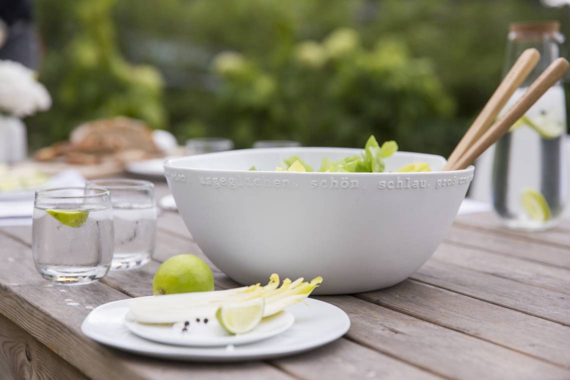 räder gefüllte Salatschüssel mit Besteck