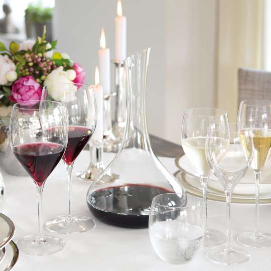Fink Living Festliche Gläser vor Kerzen und Rosen