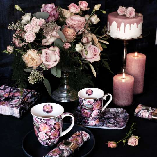 Ambiente Europe:: Vintage Flowers Henkelbecher und Kerzen vor Torte