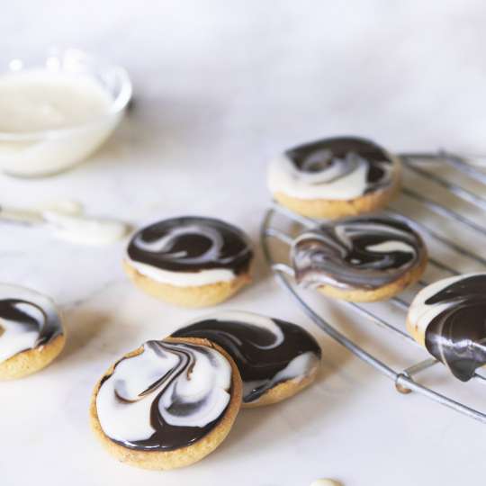 Charcoal Marbled Glaze Cookies Copyright ©Christian Verlag/Dikla Levy Frances