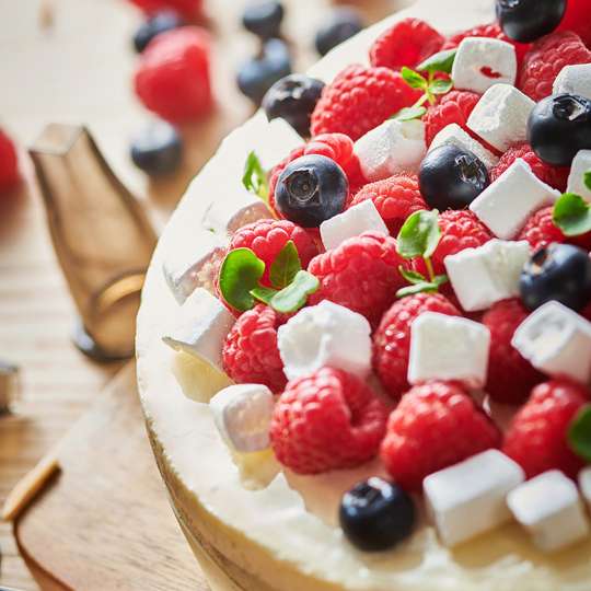 Frische Beeren zur Verzierung der Rote Früchte Torte (c) de Buyer