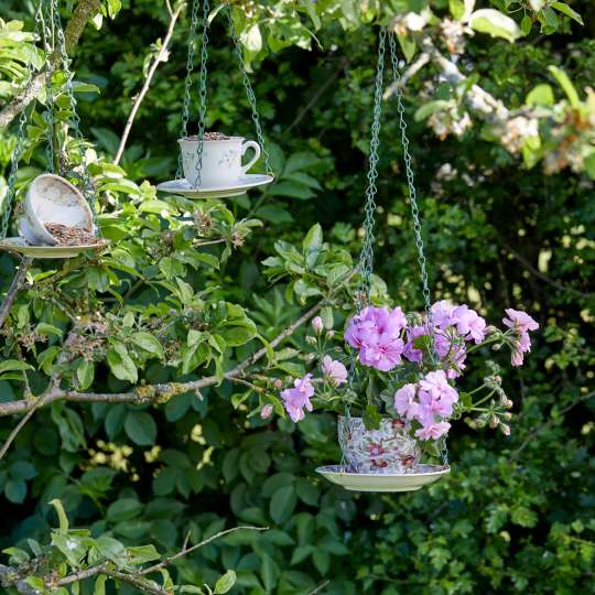 Schwebende Vintage-Tassenfutterstationen mit passender Geranienampel (c) Pelargonium for Europe