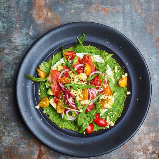 SPINATPFANNKUCHEN MIT FRISCHKÄSE, AVOCADO UND RÄUCHERLACHS