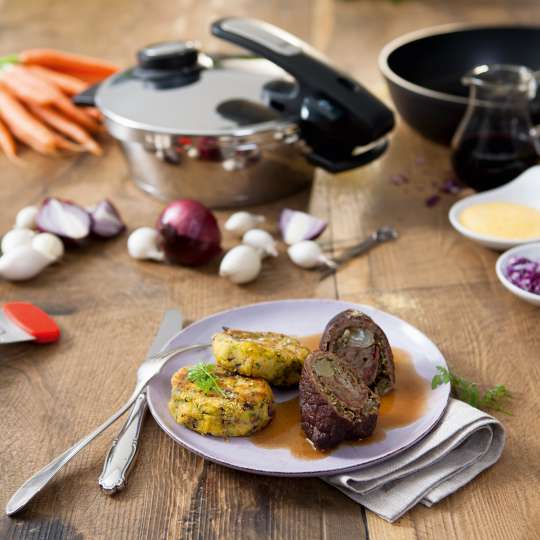 Rinderroulade de luxe mit Kartoffel-Rotkohl-Plätzchen