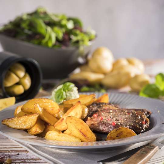 GEFU Knusprige Mini-Wedges mit Entrecôte-Steaks und Basilikumdip