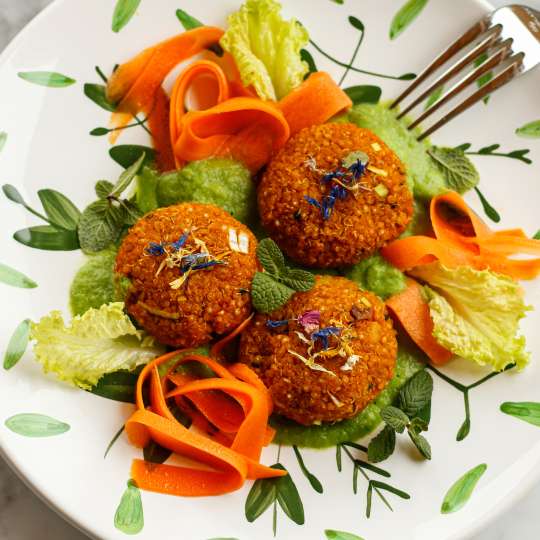 Süßkartoffel-Quinoa-Taler mit Erbsencreme und Karottensalat