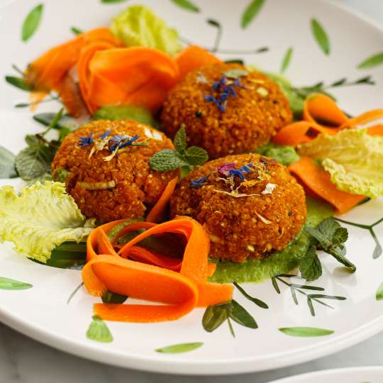 Süßkartoffel-Quinoa-Taler mit Erbsencreme und Karottensalat