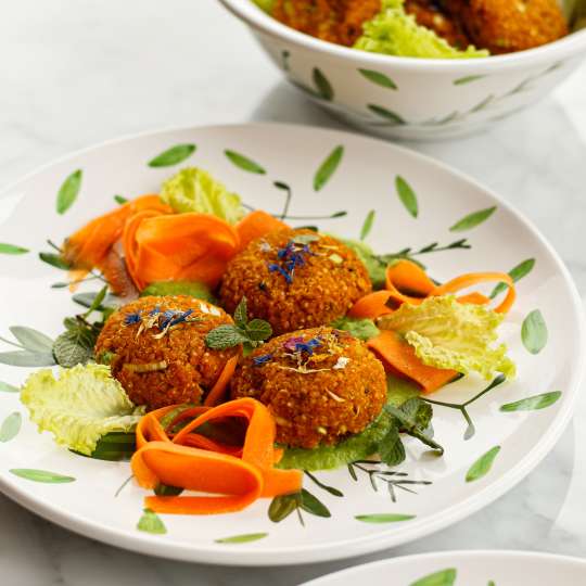 Süßkartoffel-Quinoa-Taler mit Erbsencreme und Karottensalat