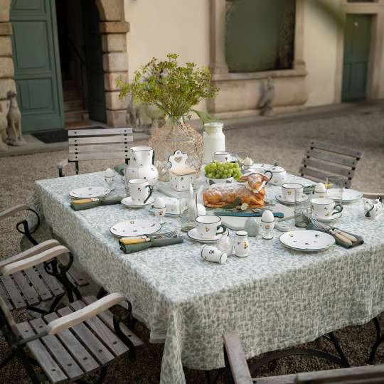 Ein Blumengruß fürs Osterfest Tisch mit Blumenstrauss