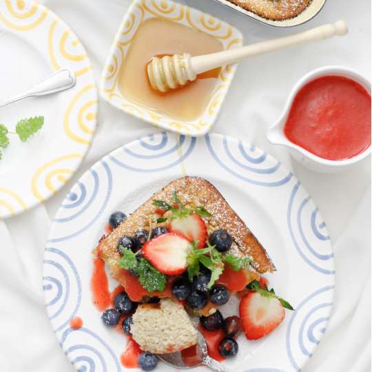 Topfen-Griessauflauf mit Vanille und Beeren-Honig-Topping - Gmundner Keramik