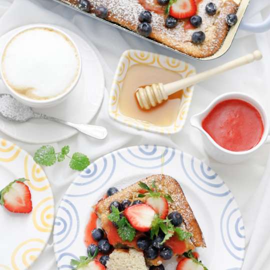 Topfen-Griessauflauf mit Vanille und Beeren-Honig-Topping - Gmundner Keramik